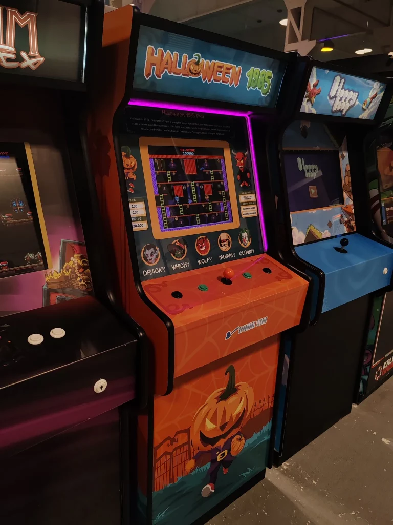 Vista de la máquina arcade exclusiva y única del videojuego Halloween 1985, desarrollada por Spoonbox Studio en colaboración con el Museo Arcade Vintage.