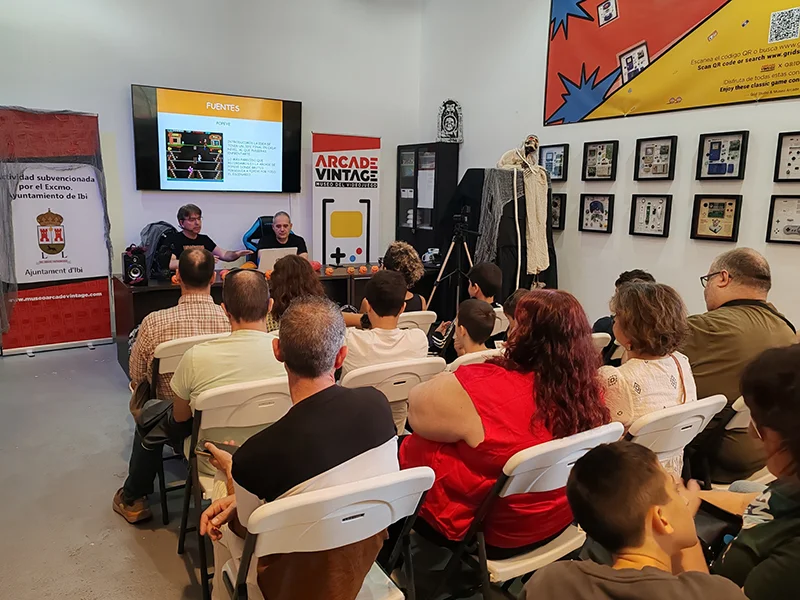 El público entusiasta de los juegos retro asistiendo a la presentación de Halloween 1985. Los desarrolladores de Spoonbox Studio explican el diseño de niveles y el pixel art ante la comunidad arcade.