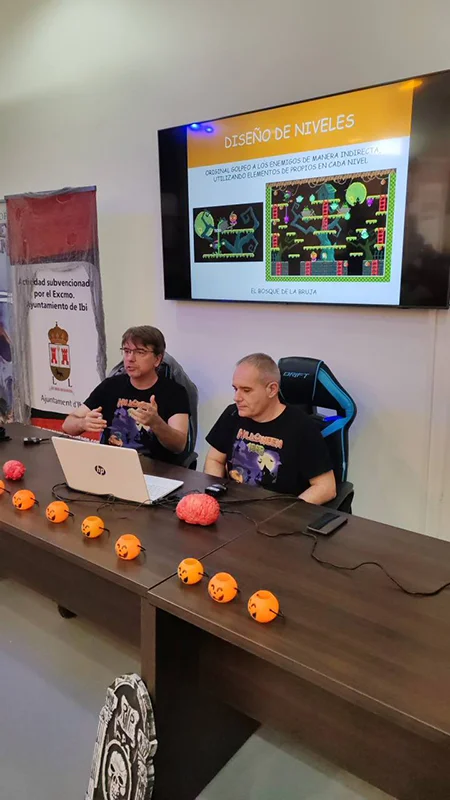 Javier (programador) y Guillermo (opinador profesional) de Spoonbox Studio debatiendo sobre el diseño de niveles de Halloween 1985. Los bocetos de Guillermo (dibujos de 8 años) se convertían en realidad con las limitaciones del pixel art.