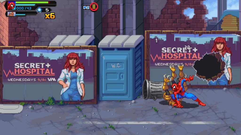 Spider-Man en una escena de combate de Marvel Cosmic Invasion, con un cartel de 'Secret Hospital' que podría ser un Easter Egg de Mary Jane o un guiño a la cultura pop.